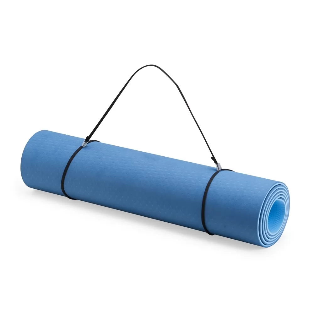 Tapete de yoga TPE ecológico roxo enrolado em destaque com modelos em bolsas de transporte ao fundo