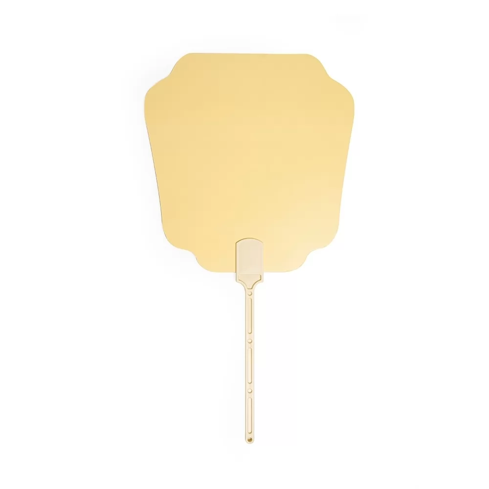 Leque de papel amarelo liso com haste de plástico em visão frontal sobre fundo branco