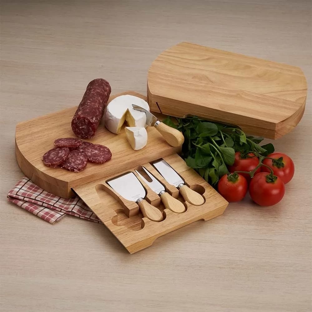 Kit queijo em bambu com tábua, gaveta para utensílios de corte e petiscos sobre a mesa
