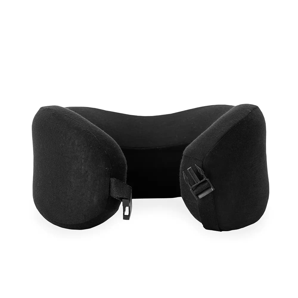 Travesseiro de viagem preto com fecho frontal de plástico em fundo branco
