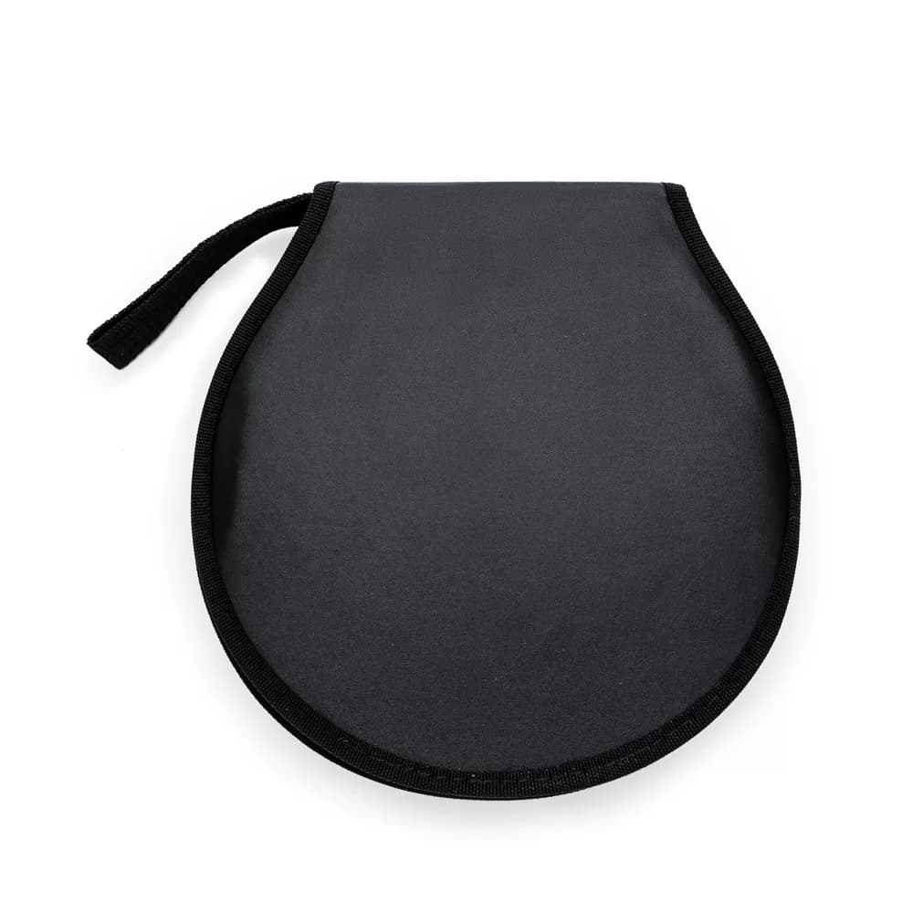 Kit queijo preto aberto com tábua redonda de madeira e quatro utensílios em inox com cabos de madeira