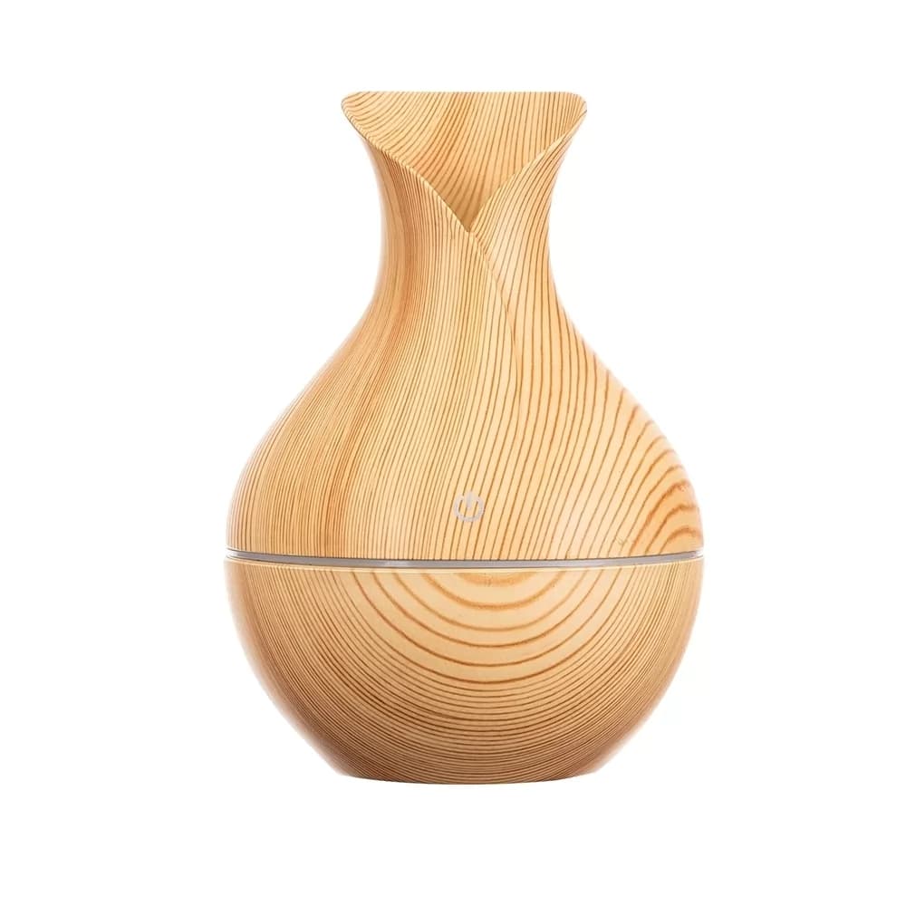 Umidificador ultrassônico com acabamento de madeira clara em formato de vaso sobre fundo branco