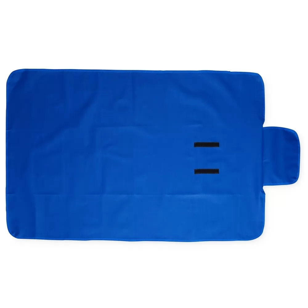 Toalha para piquenique em nylon azul aberta sobre fundo branco com detalhes em velcro