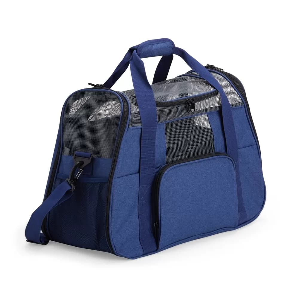Bolsa de transporte para pets em tecido azul com telas de ventilação, alças de mão e de ombro em fundo branco
