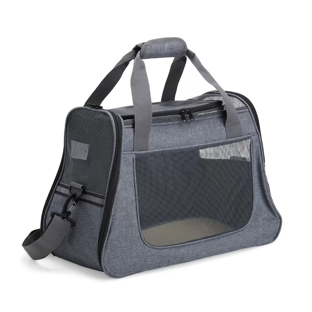 Bolsa para transporte de pets cinza em tecido oxford com telas respiráveis e alça de ombro sobre fundo branco
