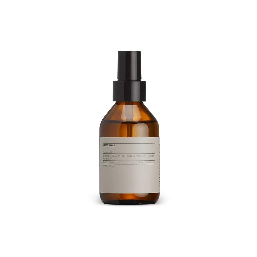 Home spray Cedro Verde em frasco de vidro marrom com válvula spray preta e rótulo claro em fundo branco