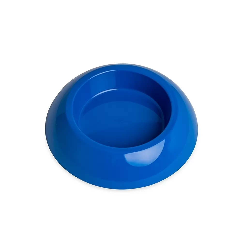 Tigela pet de plástico 400ml na cor azul vista em ângulo sobre fundo branco