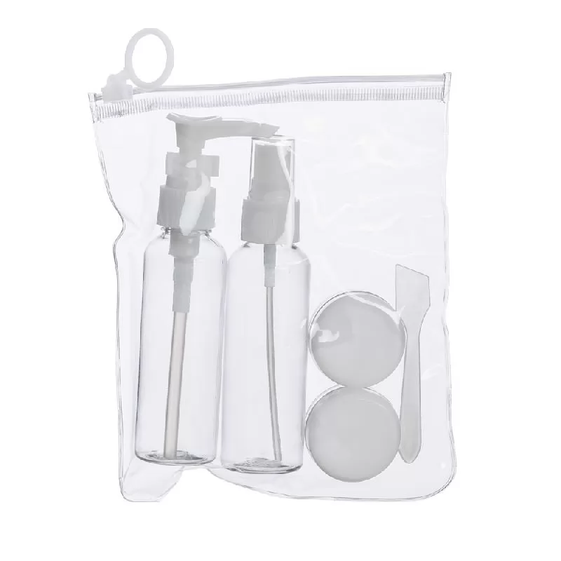 Kit viagem de cinco itens em plástico transparente com detalhes brancos dentro do estojo com zíper