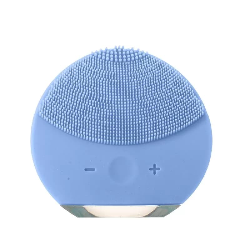 Massageador e limpador facial elétrico de silicone na cor azul claro visto de frente