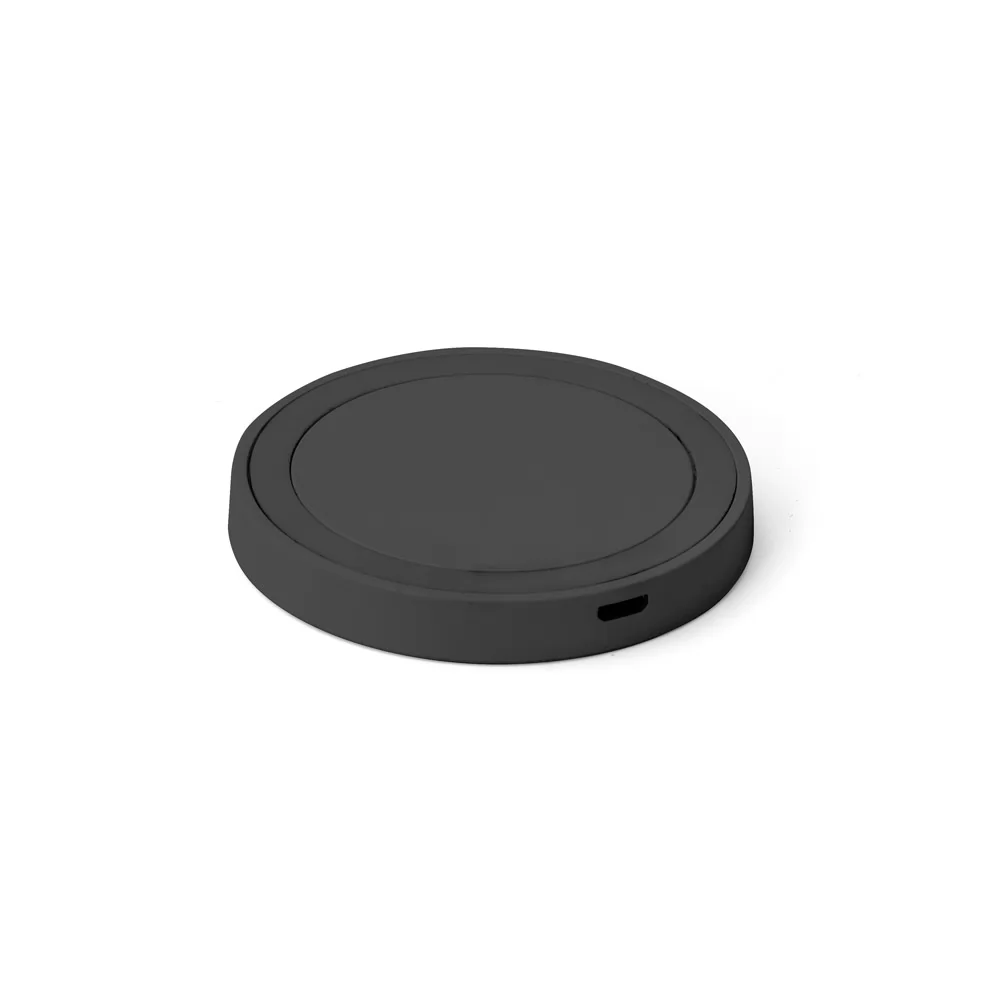 Carregador wireless Hyper preto com formato circular visto em ângulo sobre fundo branco
