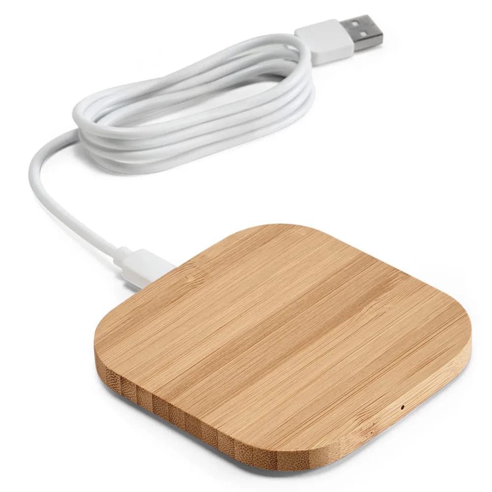 Carregador wireless de bambu quadrado com cabo USB branco, ao lado de versão com celular apoiado e detalhe em mesa