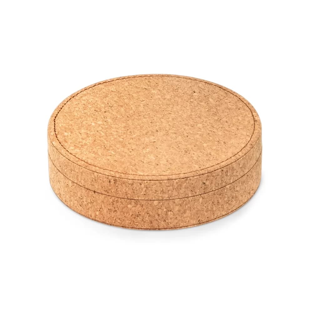 Estojo redondo do Moreto Conjunto para Vinho em cortiça natural fechado sobre fundo branco
