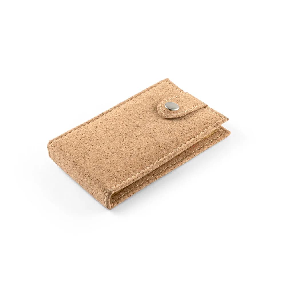 Kit manicure em cortiça aberto com lixa e empurra cutículas presos, cortador, pinça e tesoura ao lado e bolsa de papel kraft