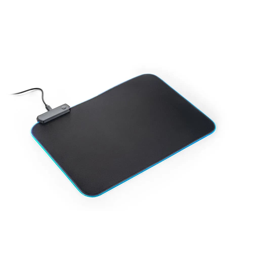 Mouse pad gamer preto com borda iluminada em azul e módulo de cabo, com detalhe de uso com mouse ao lado