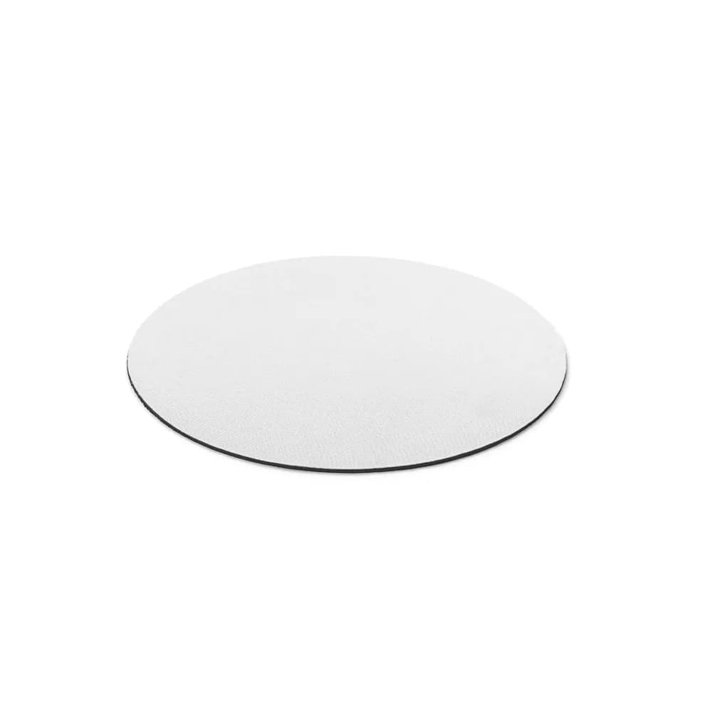 Mouse pad redondo branco visto em ângulo, com detalhe de versão sublimada em arte verde sobre mesa de madeira