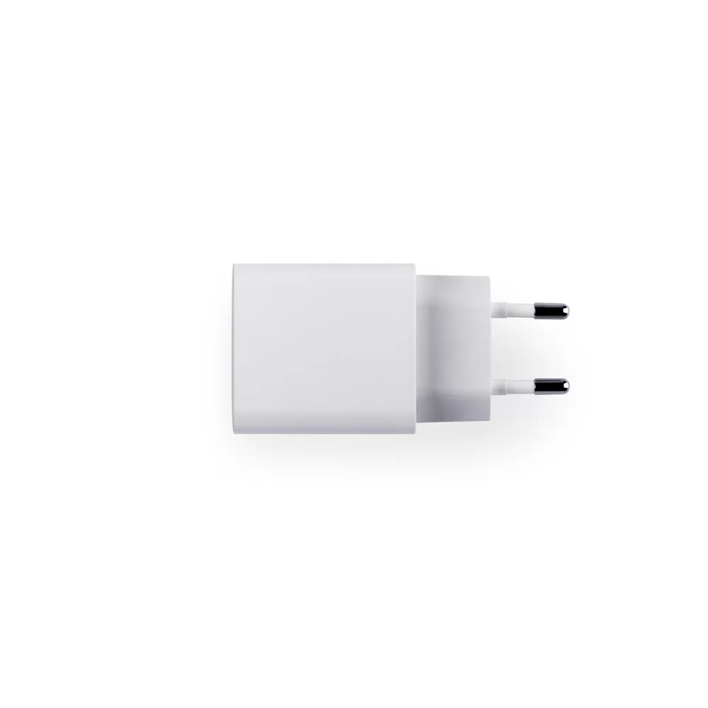 Adaptador de tomada USB branco em ABS visto de perfil sobre fundo branco