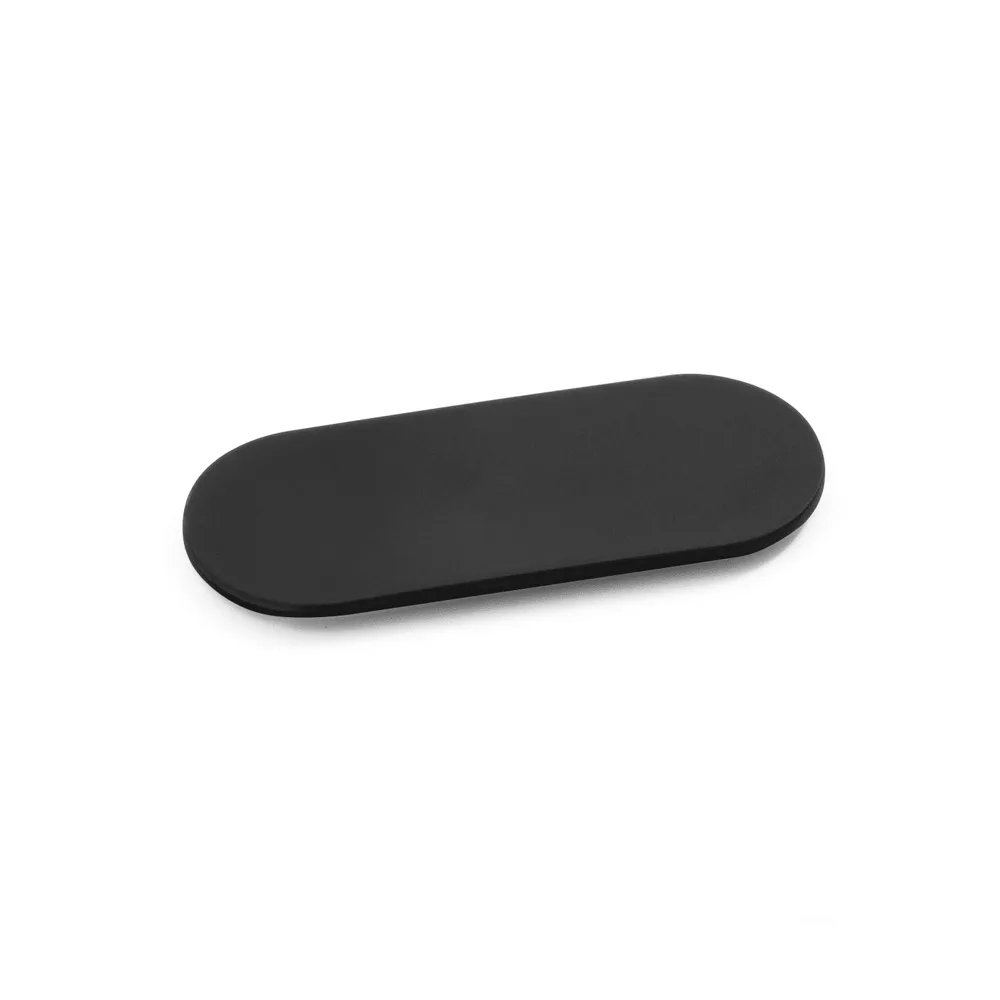 Protetores de webcam branco e preto, um deles aberto mostrando o mecanismo, e detalhe aplicado em celular