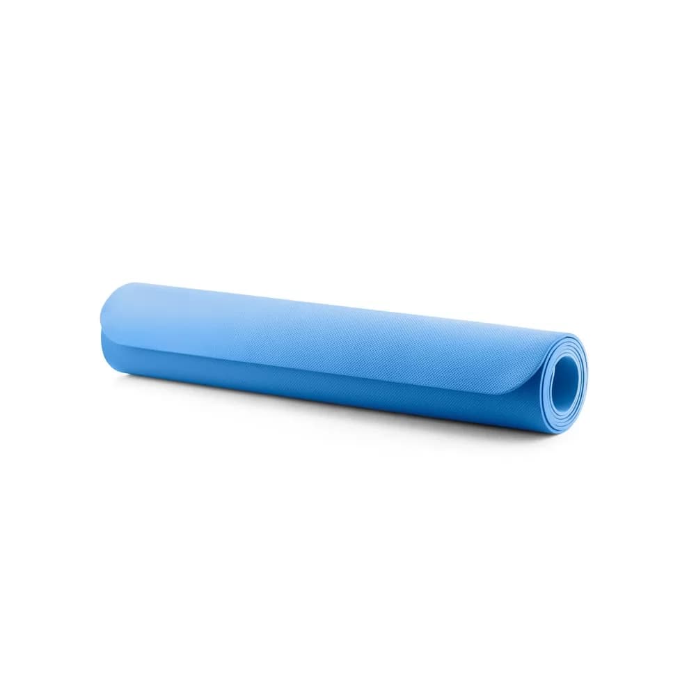 Tapete de yoga em EVA na cor azul claro enrolado na horizontal sobre fundo branco