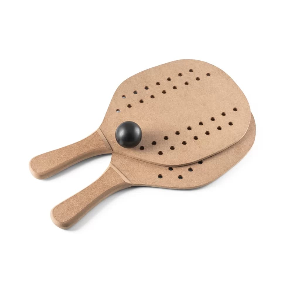 Jogo de raquetes de praia Tapia em MDF na cor natural com furos e bolinha preta apoiada