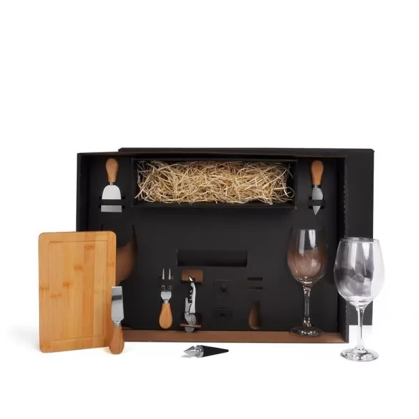 Kit queijo e vinho com caixa preta aberta, tábua de bambu, talheres com cabo de madeira e duas taças de vidro