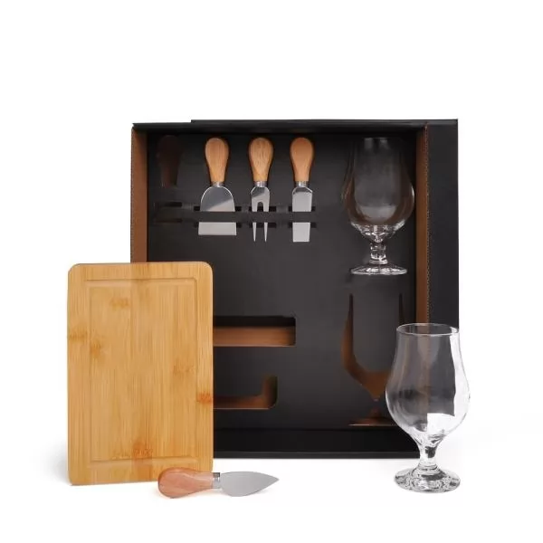 Conjunto para queijo e cerveja em caixa preta com tábua de bambu, talheres e taças de vidro