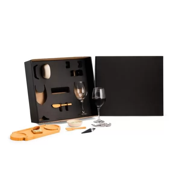 Kit para petisco e vinho em caixa preta aberta com taças de vidro, tábua de bambu e acessórios para servir