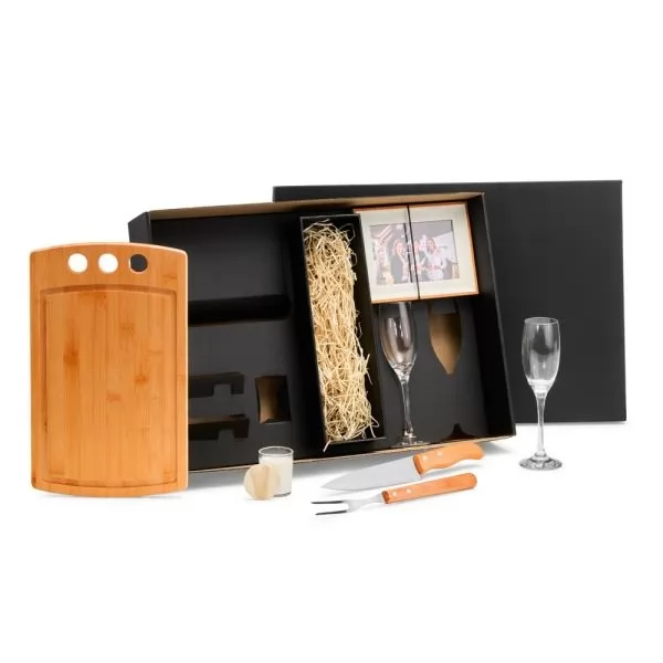 Kit Natal Celebração com tábua de bambu, faca, garfo, porta-retrato, duas taças de champanhe e vela