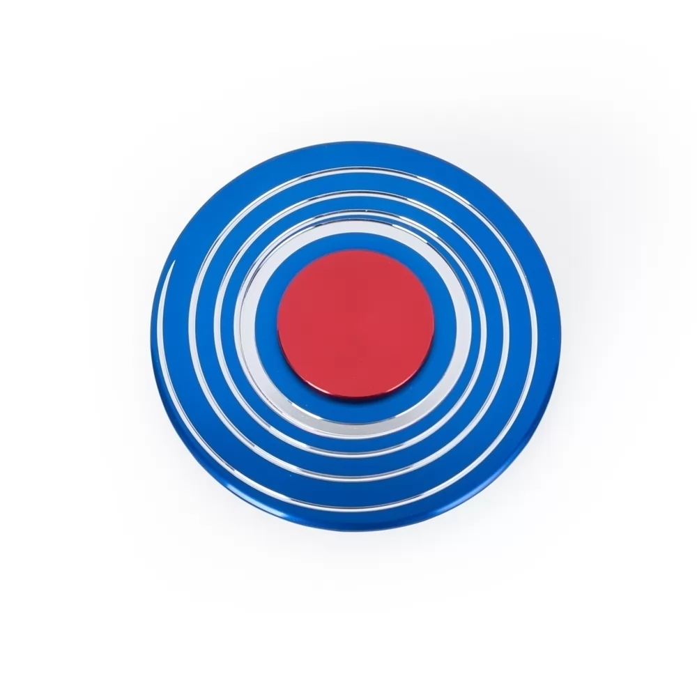 Spinner escudo de metal nas cores vermelho e azul dentro do estojo redondo de lata com visor