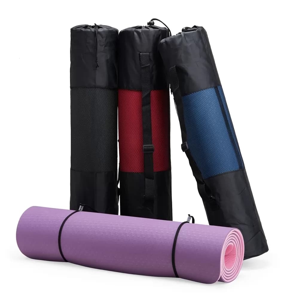 Tapete de yoga TPE ecológico roxo enrolado em destaque com modelos em bolsas de transporte ao fundo