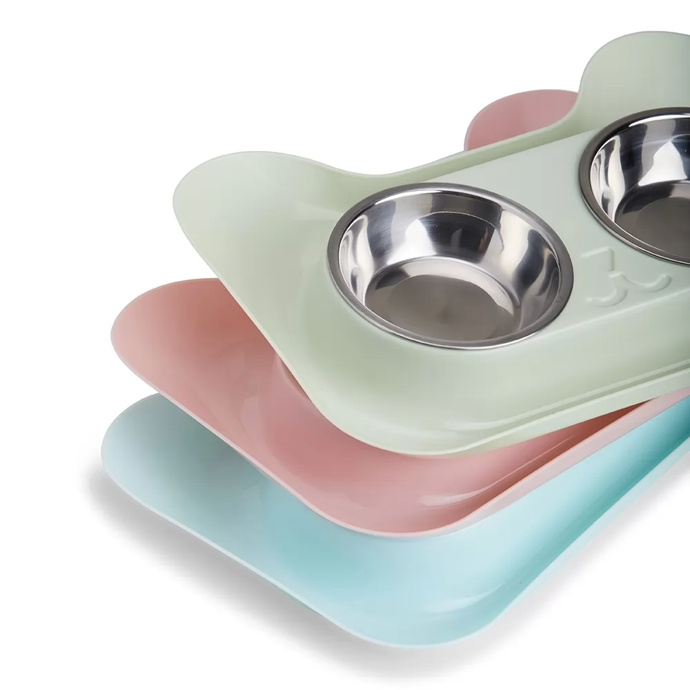 Tigela dupla pet em aço inox com suporte plástico verde empilhado sobre bases rosa e azul