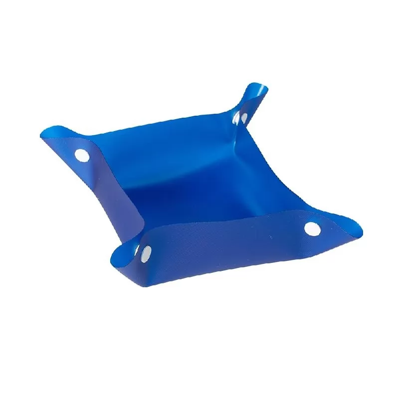 Tigela plástica para pets dobrável na cor azul com cantos abotoados vista em ângulo sobre fundo branco