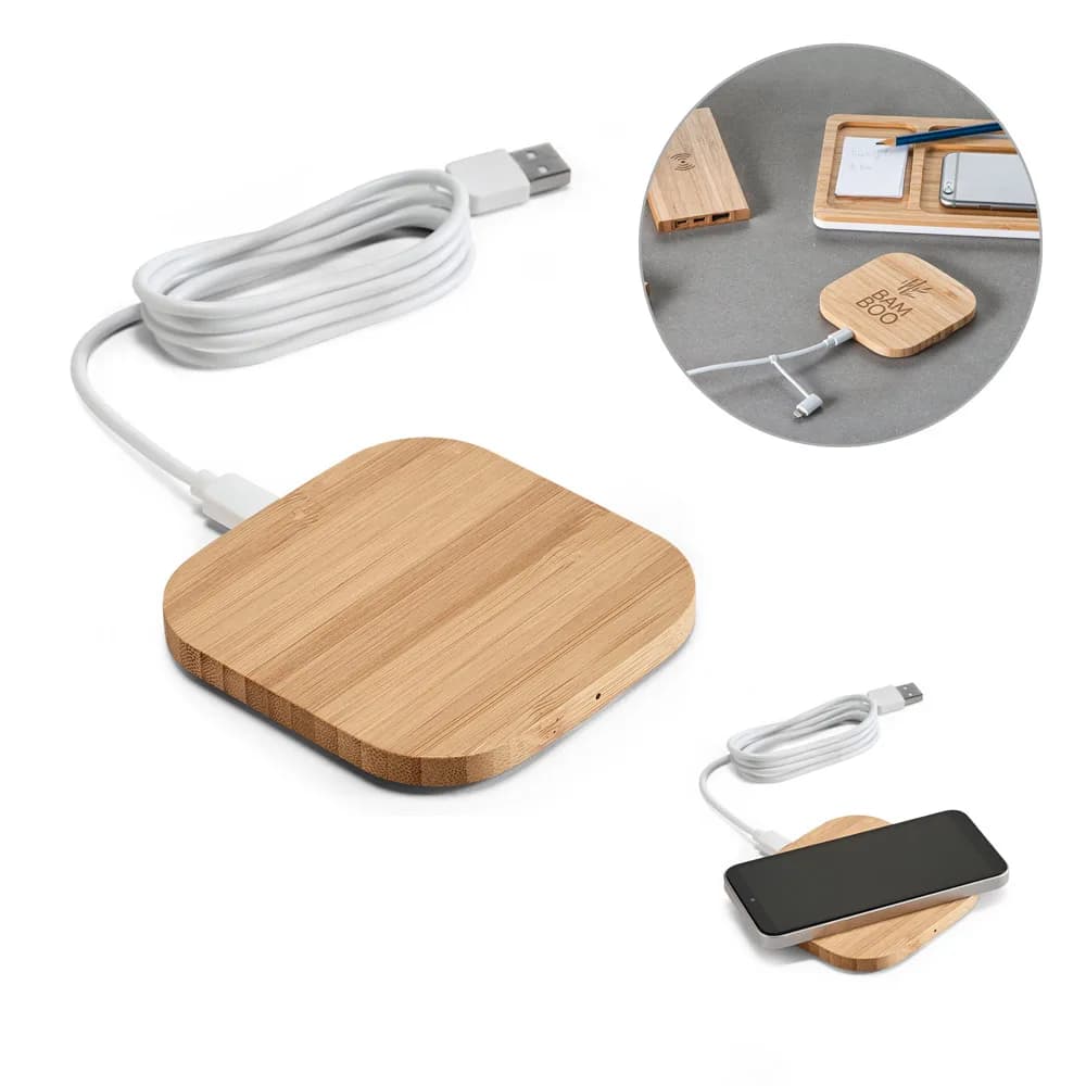 Carregador wireless de bambu quadrado com cabo USB branco, ao lado de versão com celular apoiado e detalhe em mesa