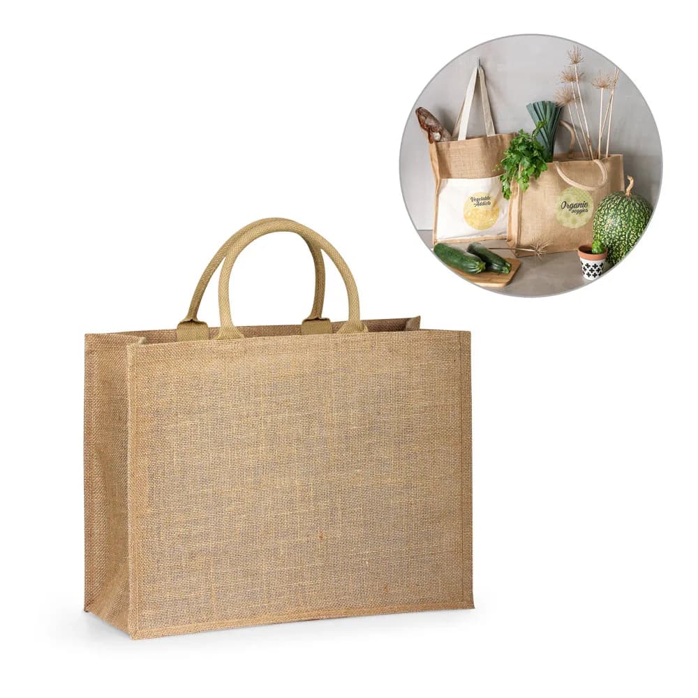 Sacola de juta Shanti na cor natural com alças curtas acolchoadas, com detalhe de uso com verduras