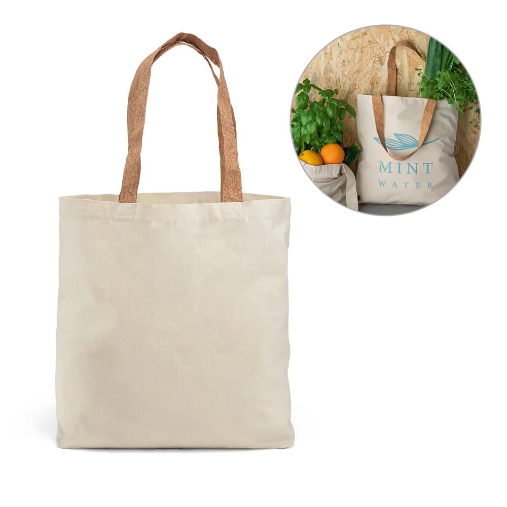 Sacola Feria em algodão natural com alças de cortiça, com detalhe de uso com frutas e verduras