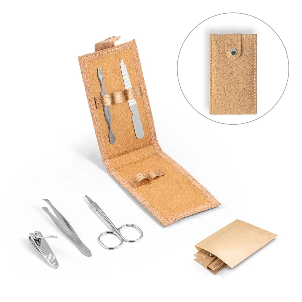 Kit manicure em cortiça aberto com lixa e empurra cutículas presos, cortador, pinça e tesoura ao lado e bolsa de papel kraft