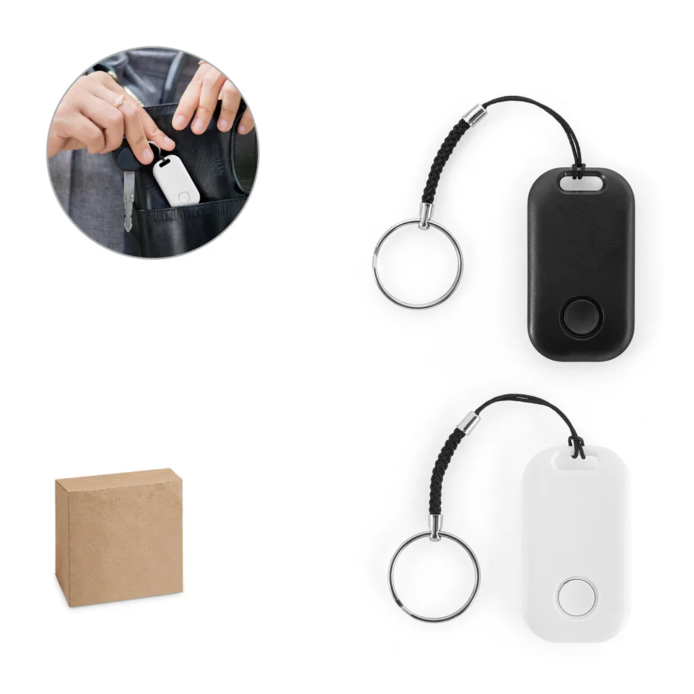 Localizadores Bluetooth preto e branco com cordão e argola, caixa kraft e detalhe do uso junto à carteira